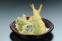 海老や地鶏の天ぷらから、洋の要素を取り入れたものも用意。単品のほか盛り合わせでも楽しめます。