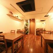 カウンター4席、テーブル6卓を用意する店内。25名ほどでの貸切にも対応し、各種宴会利用にも活躍する一軒です。わいわいがやがや、気さくな集まりに活用してみてはいかが。