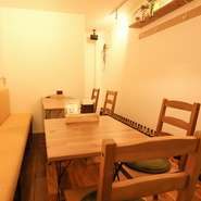 木を多く使用した店内は、温かみ溢れるカジュアルな雰囲気。「自宅にいるような感覚で、くつろいで過ごして欲しい」とは料理人の談。フレンドリーな接客でもてなしてくれます。