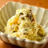 特製のたくあんを入れた一味違うポテトサラダ。