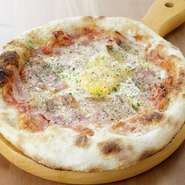 ベーコンと半熟たまごのピザ