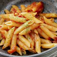 レギュラー／900円　ハーフ／600円
ピリッと辛みの効いたトマトソース。