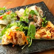 彩り鮮やかな前菜を取り揃えた『前菜盛り合わせ』。これを食せばお店の味がわかる、まずはオーダーして欲しいひと皿と料理人は語ります。バラエティ豊かな味わいを賞味あれ。