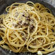 レギュラー／1100円　ハーフ／800円
牛と豚のミンチを赤ワインでじっくり煮込んだソース。