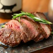 1頭の牛から1キロほどしか取れない、希少部位「サガリ」。ほのかに甘く、非常に柔らかな人気の部位は、信頼の置ける業者からこだわりの素材を仕入れています。丁寧に焼き上げた、お店のイチオシメニュー。