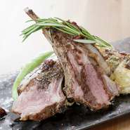 1800円／1000円
シェフが丁寧に焼き上げ、臭みも少ない仔羊です。