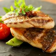 バターをまわしかけ、外はパリッと中はフワッと。