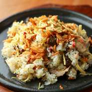 1200円／800円
そば飯感覚で食べるガーリックライス。