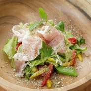 パルマ産の生ハムを使用した贅沢サラダ！
