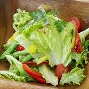 色とりどりな野菜のシンプルサラダ。