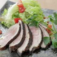 赤ワインで蒸すことで臭みもなくしっとり