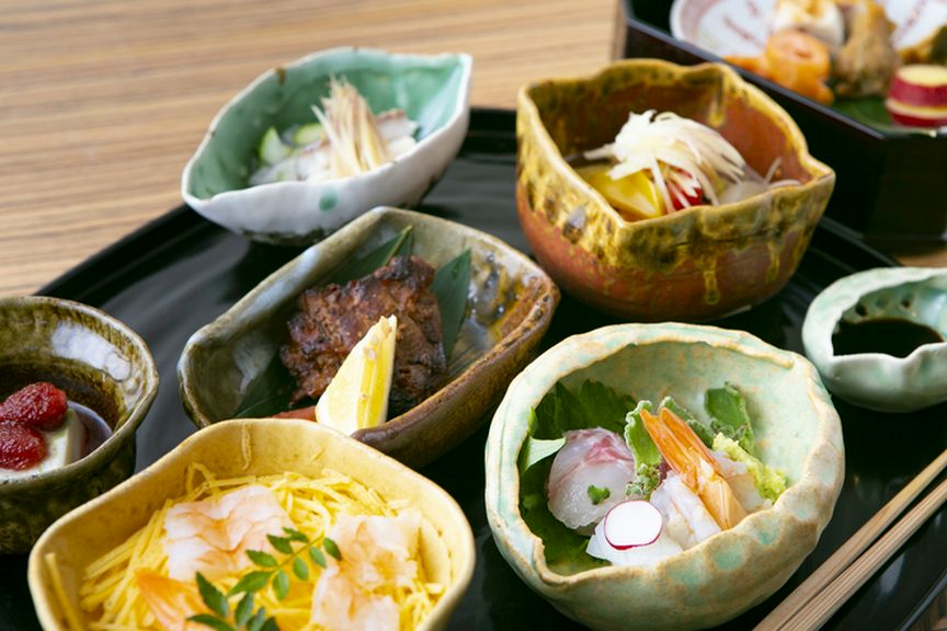 その時季ならではの旬の味覚と全国から選りすぐった特産品を入荷