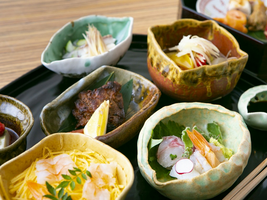 その時季ならではの旬の味覚と全国から選りすぐった特産品を入荷