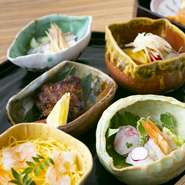 料理に使われる食材は、プロの確かな目によって吟味され、仕入れられています。野菜は新鮮な地物を多く使用。魚は天然もの、鴨肉は京都産など妥協のない食材選びが、本物志向のゲストを喜ばせる味を支えています。