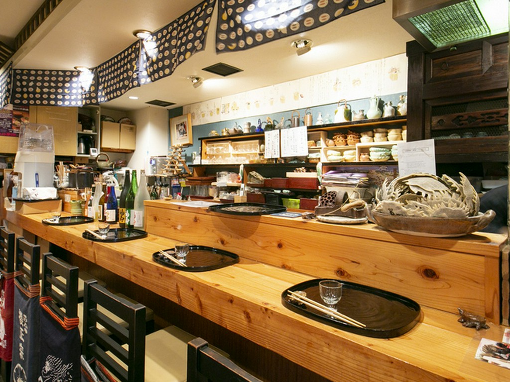いつ訪れても店主との楽しい会話が弾む、心地よいカウンター席