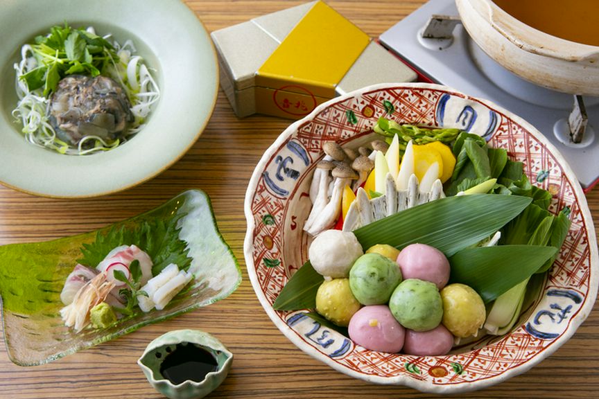 店主のアイデアですっぽん鍋が進化『オリジナルすっぽん生麩包み鍋コース』