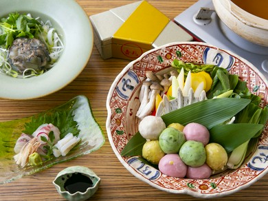 店主のアイデアですっぽん鍋が進化『オリジナルすっぽん生麩包み鍋コース』