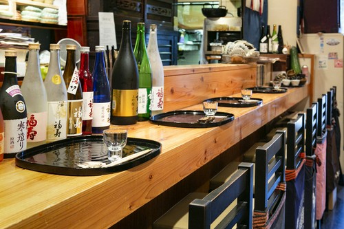 目の前に並べられた日本酒に心躍るカウンター席