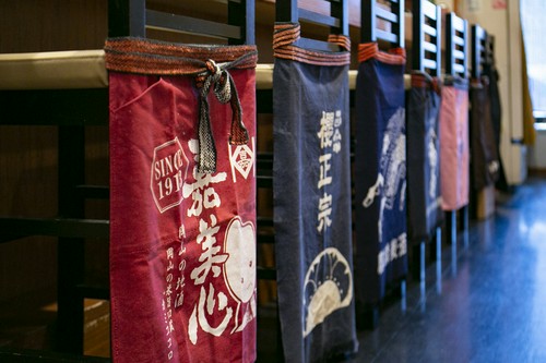 日本酒にこだわる店にふさわしいインテリア