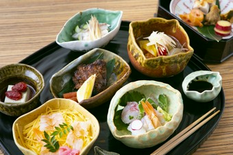 調理学校の教壇にも立つ店主がつくる、日本料理を愉しむコース。＋2200円で飲み放題付になります