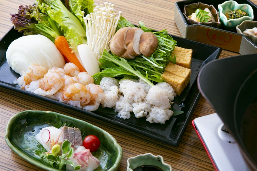 人気食材の組み合わせが嬉しい『海老と鱧のしゃぶしゃぶコース』