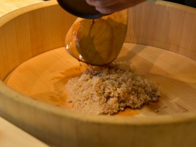 シャリの音と薫りに食欲を刺激され、期待が膨らむ