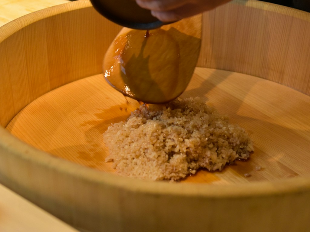 シャリの音と薫りに食欲を刺激され、期待が膨らむ