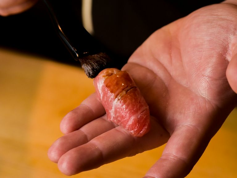 鮨は、食する人に合わせながら店主が握っていく