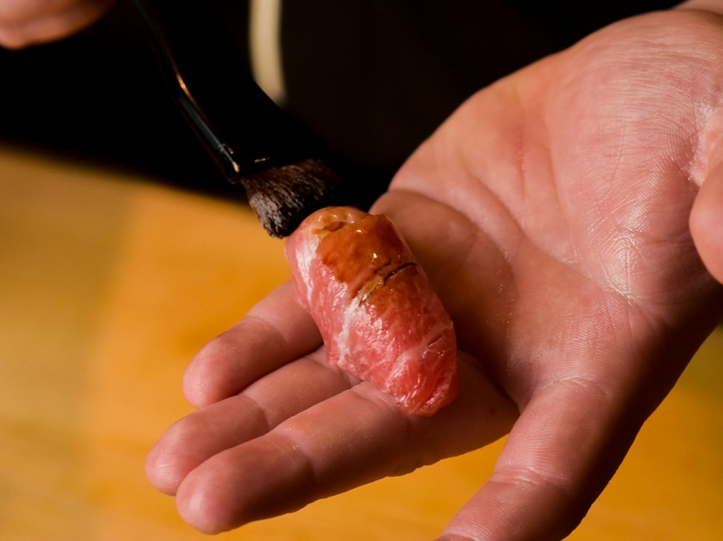 鮨は、食する人に合わせながら店主が握っていく