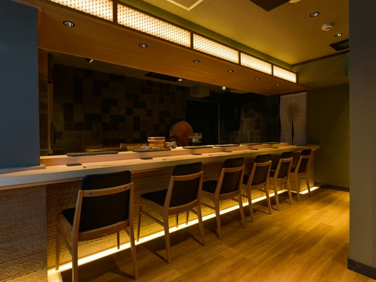 日常にも記念日でのデートにも。カウンター席にて