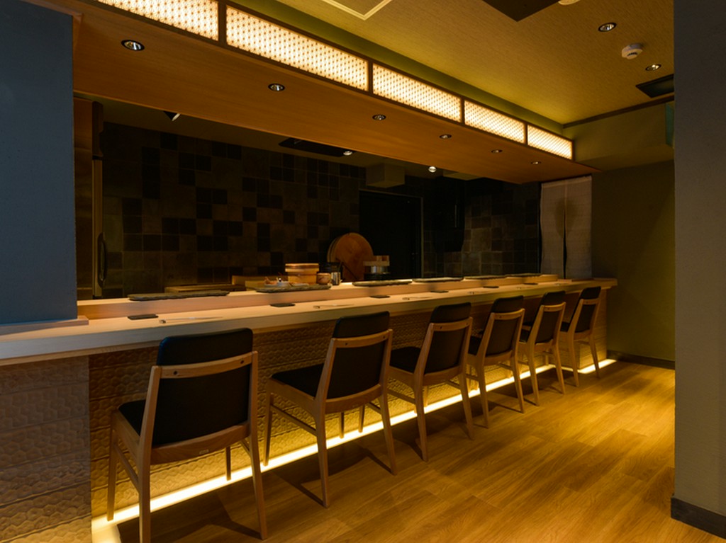 日常にも記念日でのデートにも。カウンター席にて