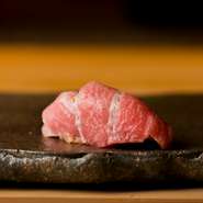 トロは熟成により水分が抜け旨味が増し脂がサラッとし
更に筋の旨味も味わえます。