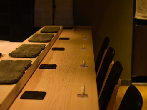 白木のカウンター席