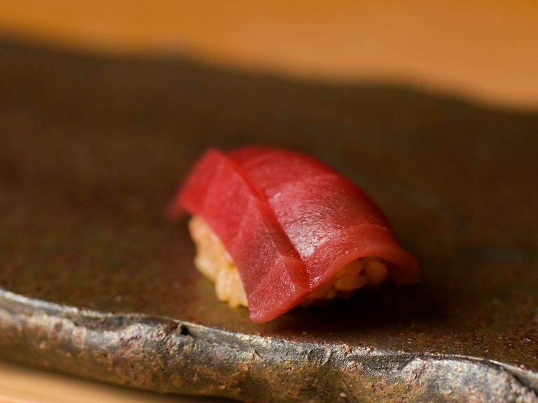 熟成させるため、熟成できるマグロを選ぶ