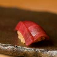 国内の高級鮨店がこぞって使いたがる、豊洲市場の鮪専門仲卸「やま幸」さんのマグロ。【熟成鮨　万】では、仕入れたマグロを自店のシャリに合わせるため熟成してから使用しています。