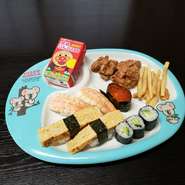 玉子2貫、えび2貫、いくら1貫、かっぱ1/2、鶏のから揚げ、ポテト、ジュース
