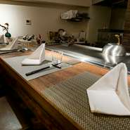 料理が出来上がるところを目の前で楽しめる劇場型のライブカウンター。目の前で繰り広げられる職人技を見ていると、自然と会話も弾みそう。誕生日や記念日など、2人にとって大切な日のデートにもピッタリです。