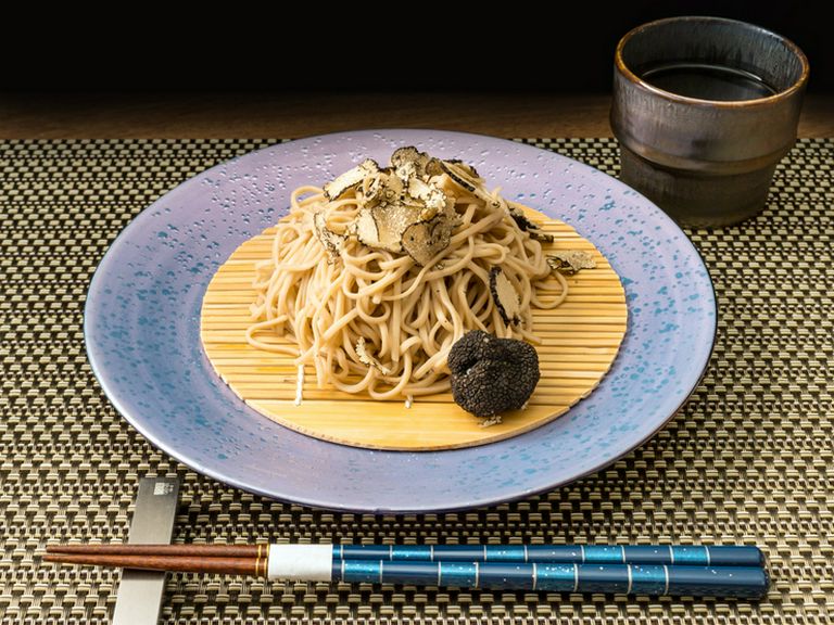 濃厚かつ上品な香りの二重奏を楽しむ『トリュフ蕎麦』