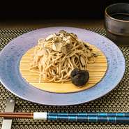 単品でも、コースの最後にも選べる一皿。信州の「十割り蕎麦」と、今の時期にはフランス産の「サマートリュフ」を組み合わせています。鼻を抜ける濃厚な香りと、口に残る余韻が幸せな気分にさせてくれます。