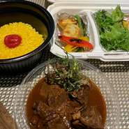 新しいテイクアウトを始めます。
『阿波牛の赤ワイン煮込みとサフランライスのお弁当』を始めます。
￥2,800（税込）です。
会議やイベントの時など、ちょっとリッチなお弁当に
どうぞ。
サラダ・焼き野菜・冷製パスタが付いています。

２日前までのご予約をお願いいたします。
４個以上のご注文で、名駅・栄等、一部エリアへの配達をいたします。
