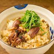 コースの最後に選べる〆として、鉄板の一品。春には「ホタルイカ」、夏は「新生姜」、秋には「鮭」など、季節のものをあしらったガーリックライスが楽しめます。ニンニクのこうばしい香りに垂涎三尺です。