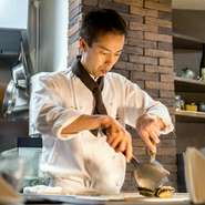 こじんまりとしていて、アットホームな雰囲気があふれる【鉄板　フランス割烹　Lis】。スタッフ、ゲストがともに居心地の良い空間になるよう、常に笑顔でもてなしてくれ、佐藤氏の人柄の良さを感じます。
