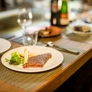 限定8席のカウンターが並ぶ店内。友人同士はもちろん、一人でも入りやすい気軽さも魅力。目の前で出来上がっていく様子を眺めたり、時には隣の席同士で話が弾んだり、なんてことも。思い思いに過ごせる一軒です。