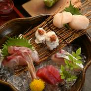 その時期最も良い旬の魚を盛り合わせに。新鮮なお魚はお酒のお供にもぴったり。店主が自信を持っておすすめする、『造り五種盛り』です。