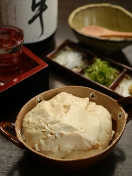塩をつけて食べるのがおすすめ。濃厚な味わいを堪能できる『自家製豆腐』