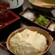 大豆100％、豆乳の濃厚な味わいを堪能できる『自家製豆腐』。スタンダードに醤油で食べても美味ですが、塩をつけて食すのも乙なもの。お店オリジナルの味わいに、舌鼓を打ってみてはいかが。