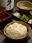 塩をつけて食べるのがおすすめ。濃厚な味わいを堪能できる『自家製豆腐』