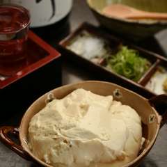 塩をつけて食べるのがおすすめ。濃厚な味わいを堪能できる『自家製豆腐』