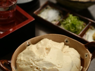 塩をつけて食べるのがおすすめ。濃厚な味わいを堪能できる『自家製豆腐』