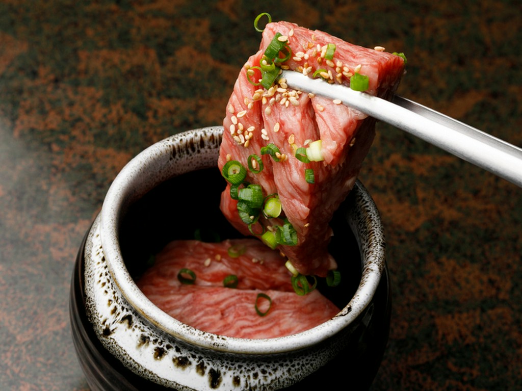 仙台牛のカルビとロースの良いとこどりの食感が大人気！『壺漬けカルロス』